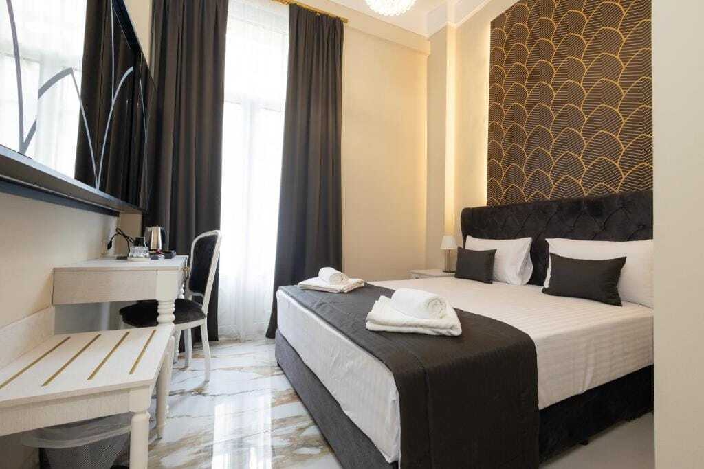 Двухместный номер Standard с видом на город двуспальная кровать в Modern Luxury Hotel