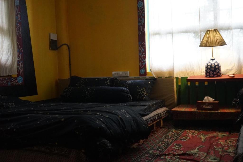 Двухместный номер Standard с видом на сад двуспальная кровать в Saigonese Trekking House - Hostel