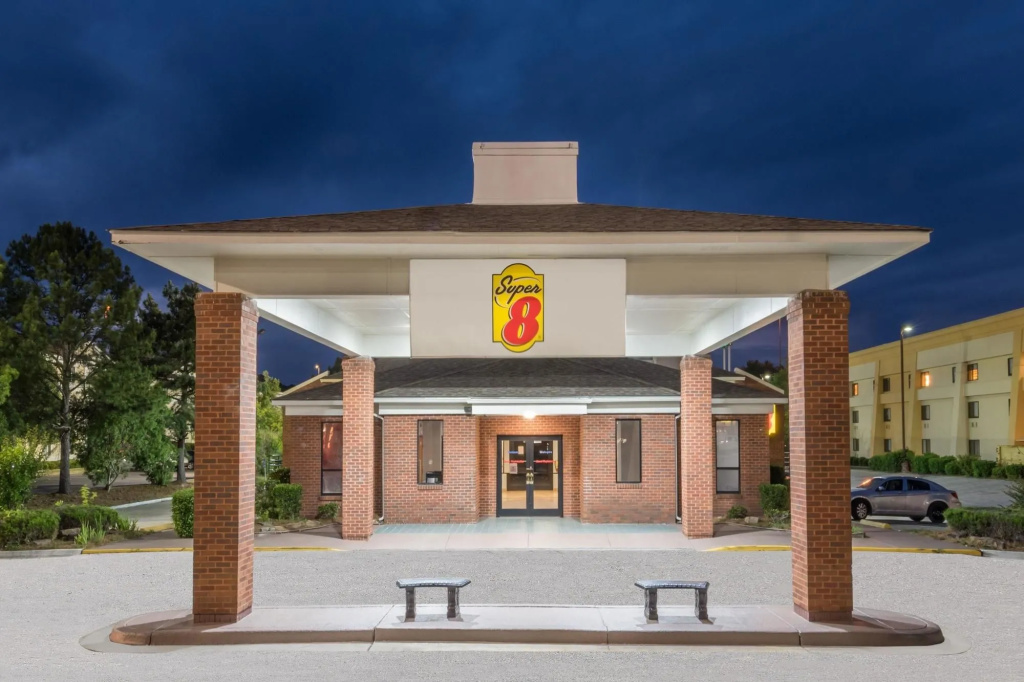 Super 8 by Wyndham Montgomery