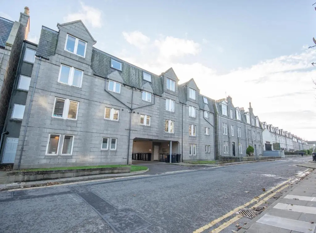 Find "DWELLCOME HOME Ltd" site for 10oo10 assurance from past guests - Immaculate 2 Bedroom, 3 Bed, 2 Doubles and a Single 2nd floor Apartment with free allocated off street parking, 100Mbps broadband, Miles better than a hotel