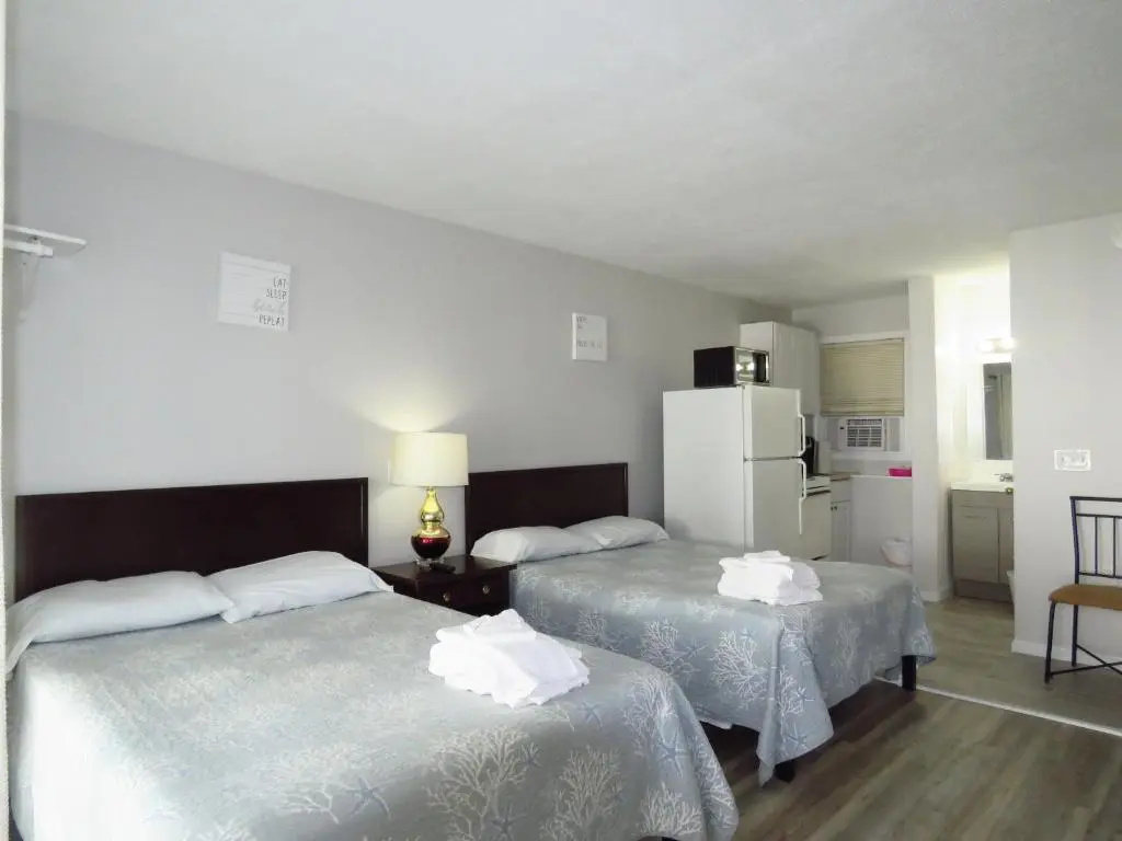 Standard Quadruple room with partial ocean view