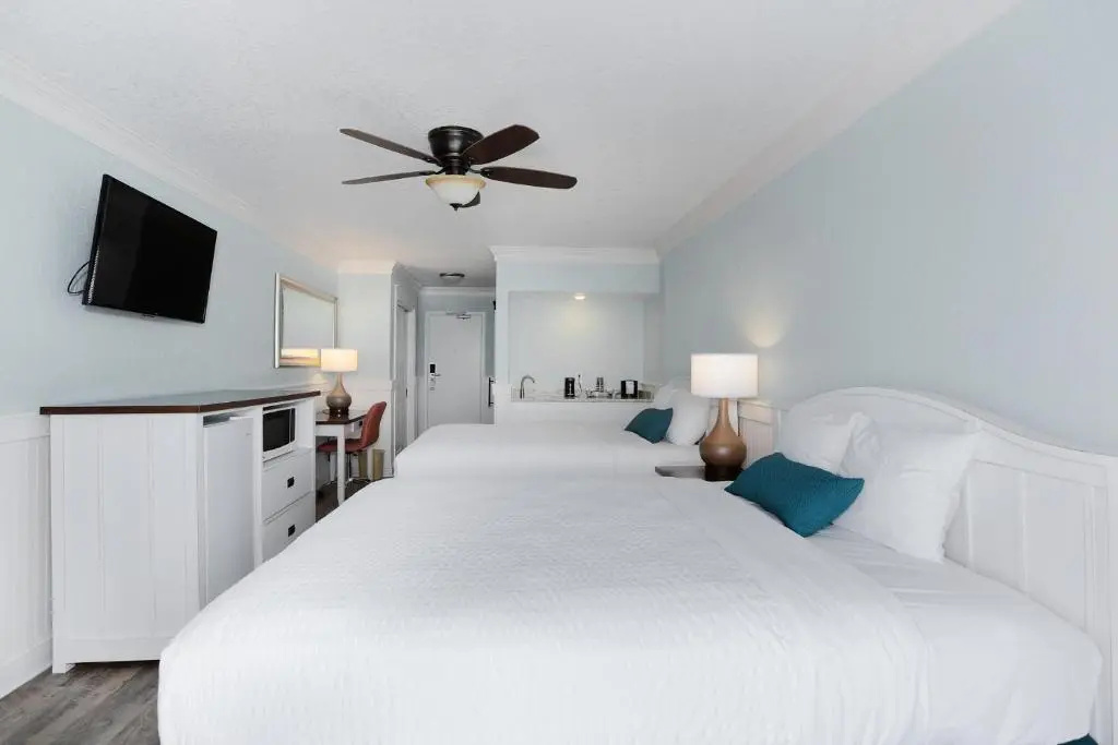 Deluxe Quadruple room with partial view