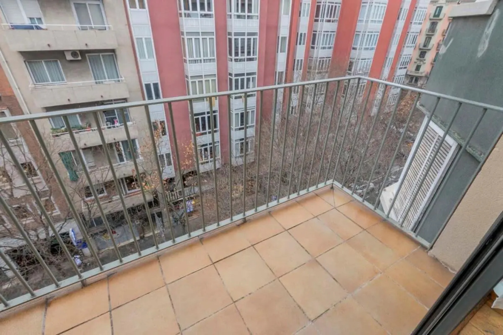 Modern and bright apartment in Eixample 2-2
