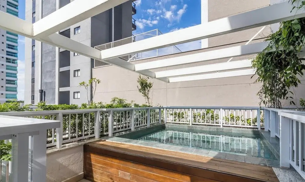 Apts in Building w/ Pool 120 m From the Beach - LTT