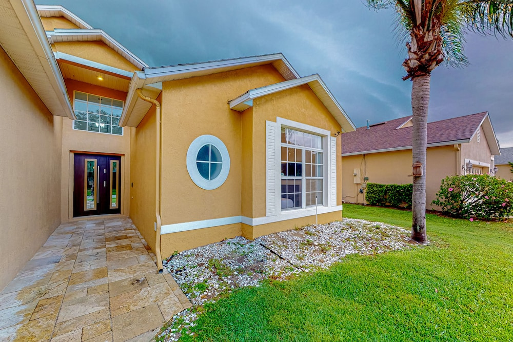 Sunlit Serenity Oasis House in Kissimmee With Private Pool, Pool Table, Tennis