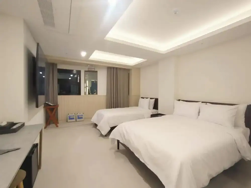 Premier Triple room with city view