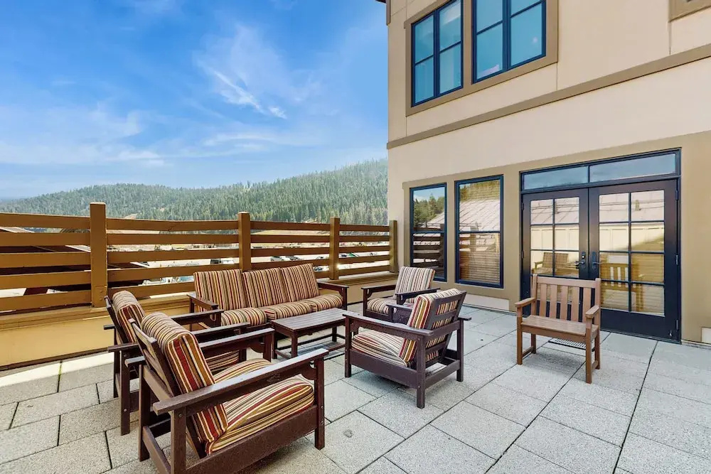 Ski-in/ski-out Condo w/ Views in Olympic Valley