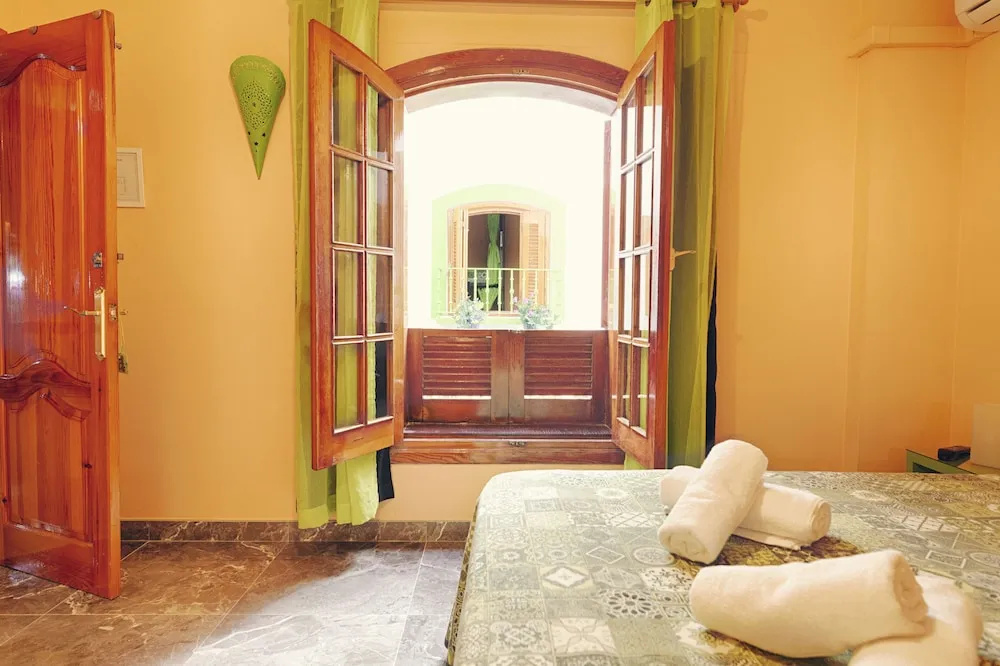 Standard Double room with courtyard view (full double bed)
