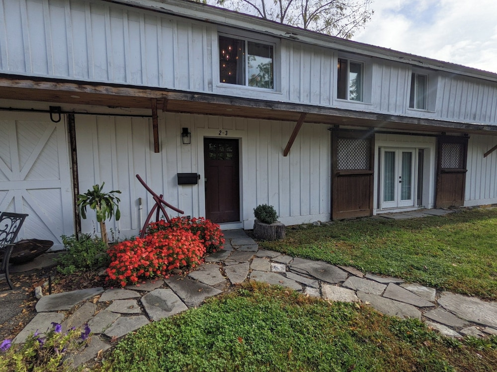 Hay Loft Apartment in Barn - Goshen