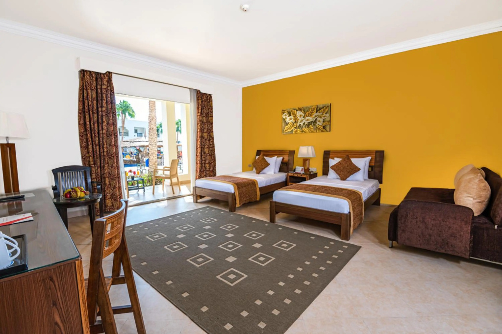 Xperience St. George Homestay: Twin bedroom with a furnished balcony, a sofa, and a desk.