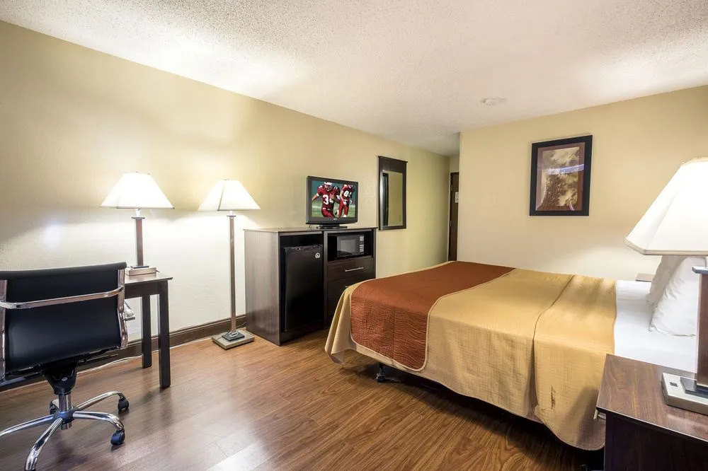 Rodeway Inn — 5