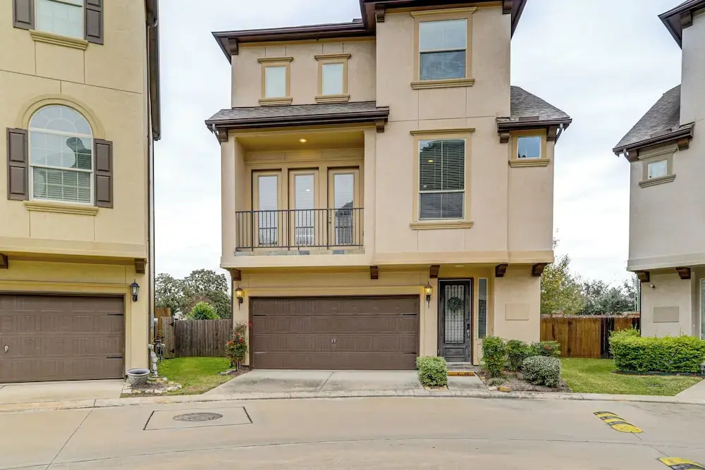 8 Mi to the Galleria: Home w/ Balcony + Yard
