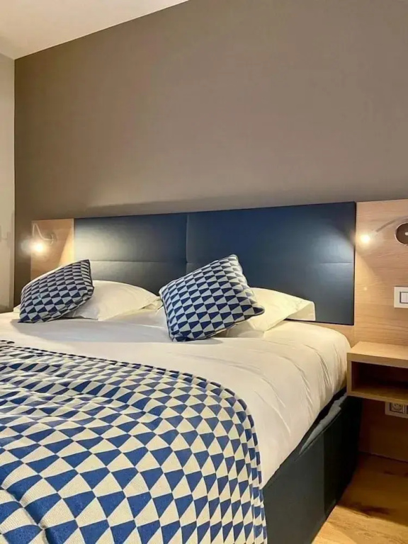 Comfort room with city view