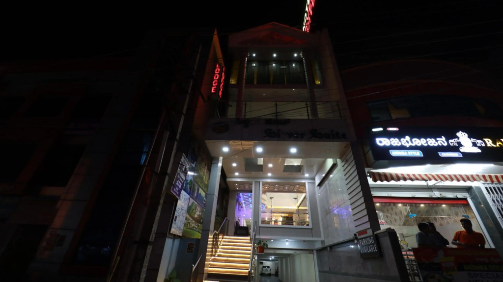 OYO 11414 Hotel Silver Suites
