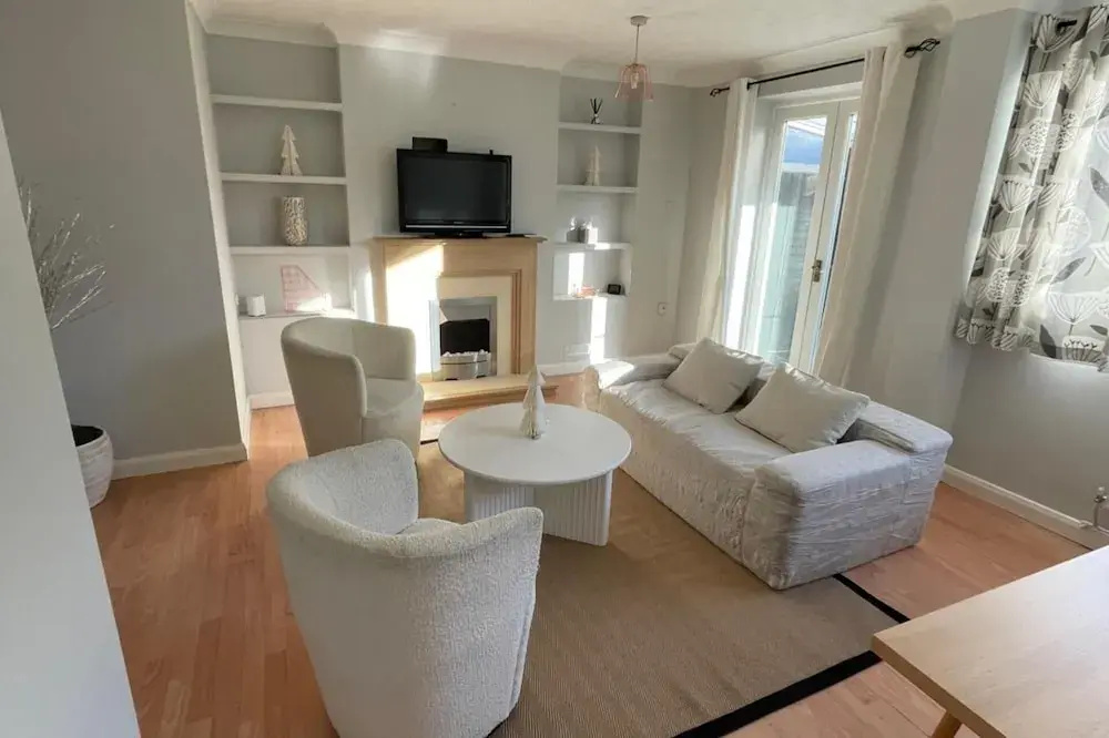 3-bed House, Sleeps 5 w/ Garden, Parking & Pets Ok