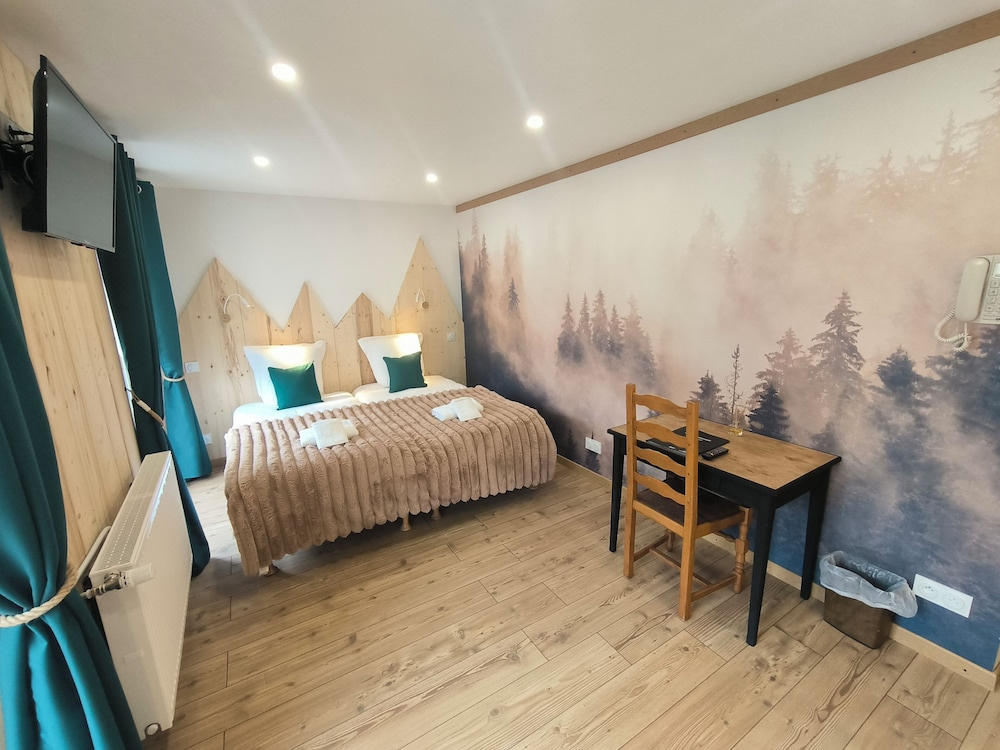 Deluxe Double room with balcony (full double bed)