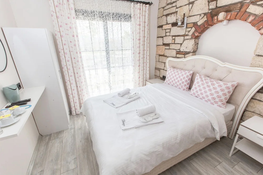 Deluxe room with pool view