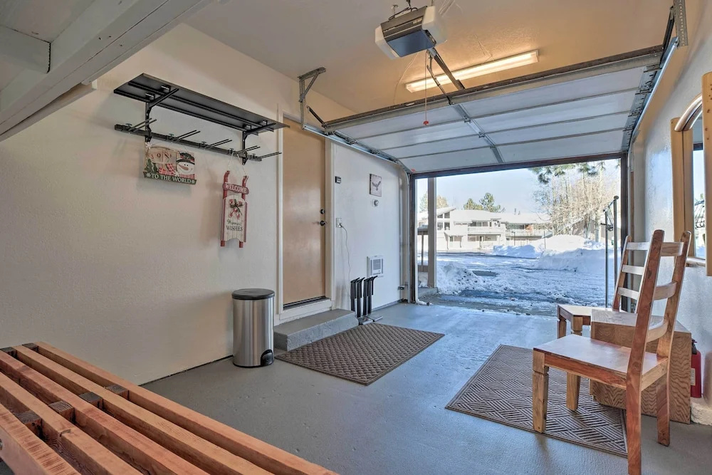 Epic Mammoth Lakes Getaway w/ Shared Pool, Hot Tub