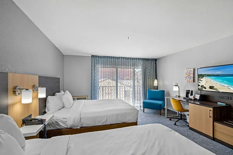 豪華四人房，設有露台及雙人床