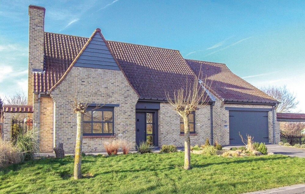 Nice Home in Lo-reninge With 6 Bedrooms, Jacuzzi and Wifi