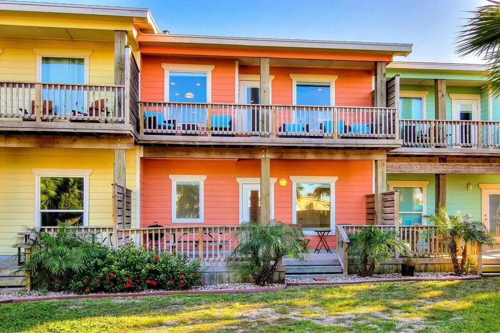 Saltwater Hippie 3 Bedroom Condo by Redawning