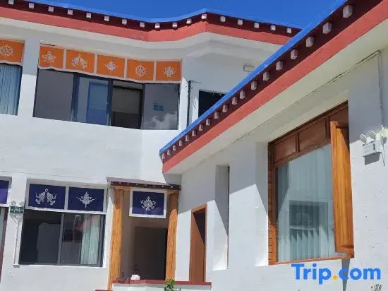 Ningduole Light Luxury Courtyard Resort Villa (Dukezong Ancient Town Branch)