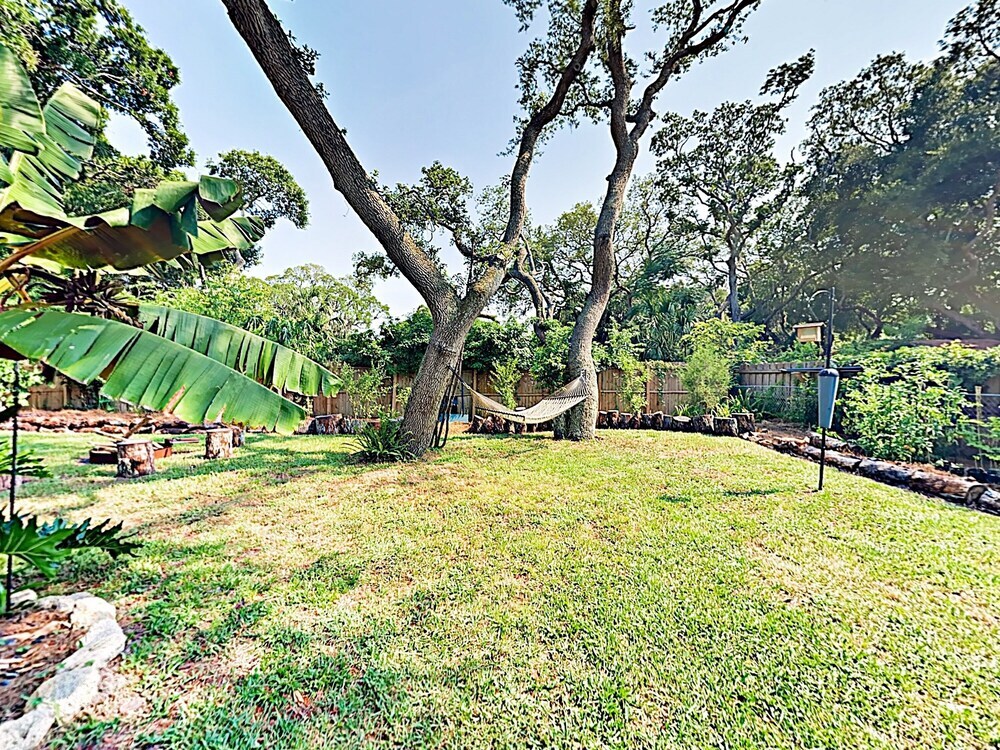 New Listing! Island - Walk To Amphitheatre 2 Bedroom Home