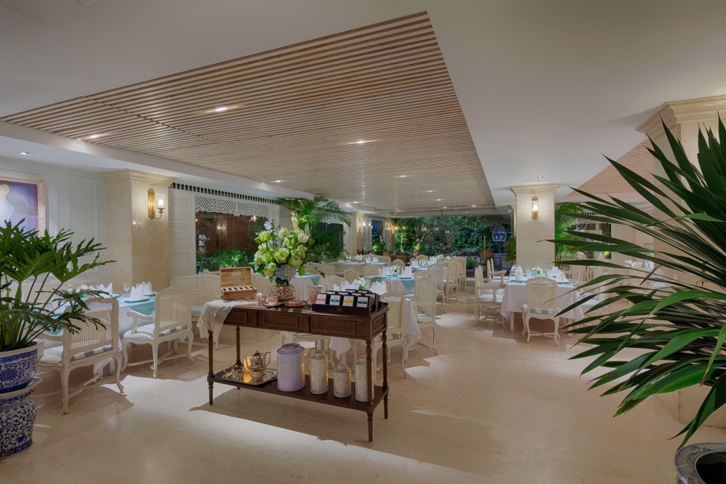 Au Lac Charner Hotel