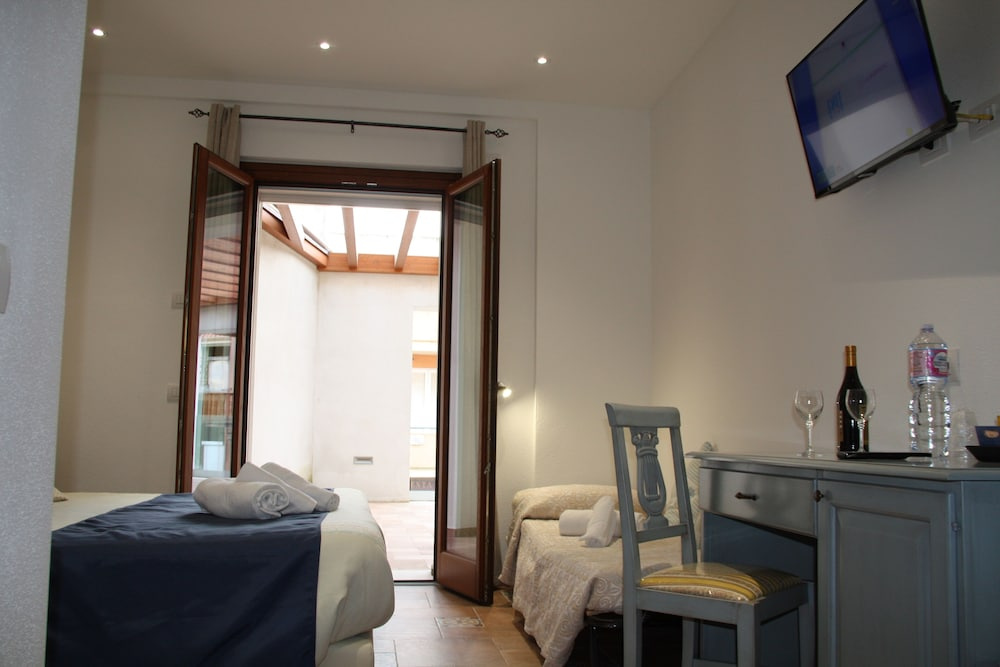 Comfort Double room with city view (full double bed)