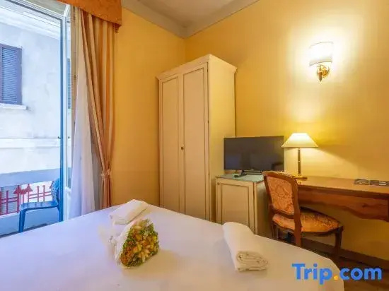 Superior room with balcony and with partial view