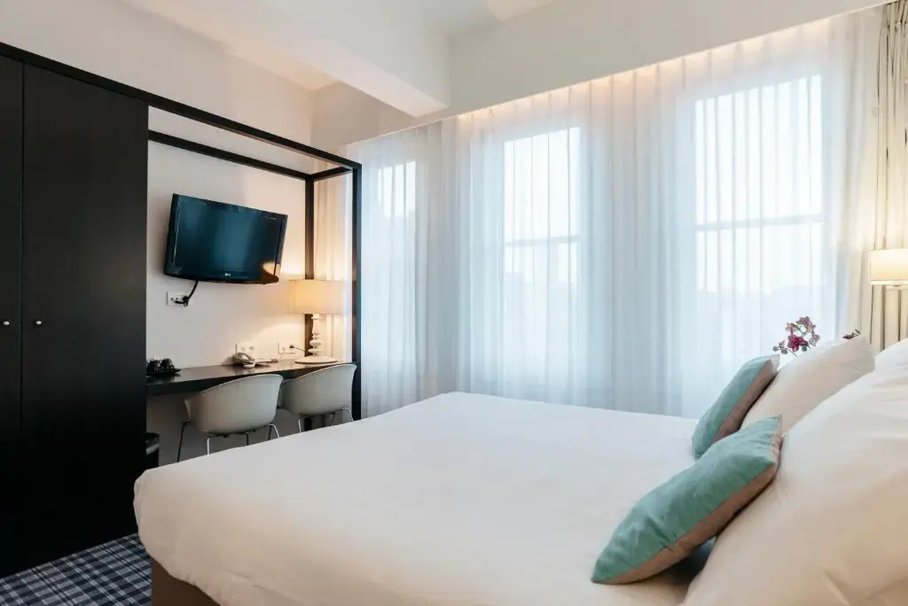 Deluxe Double room (full double bed)