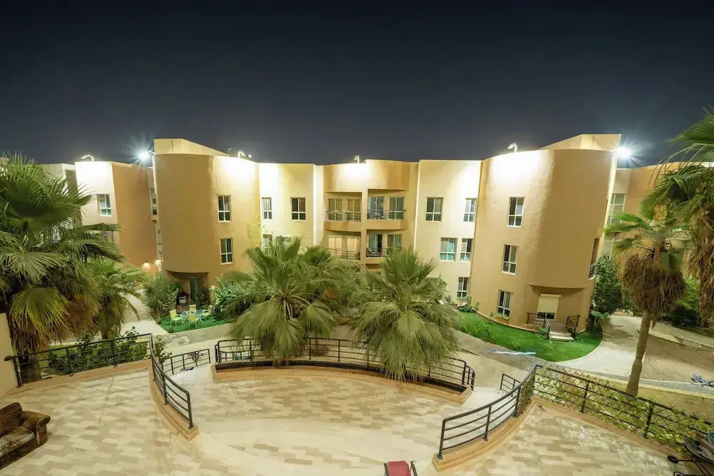 Luxury Three bedroom Apt Al Yasmin