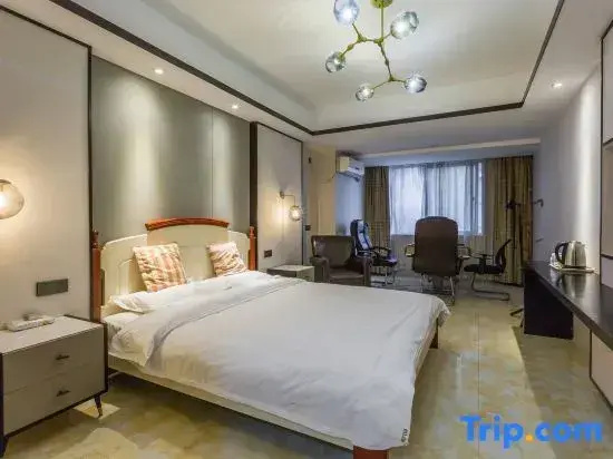 Deluxe Double room (full double bed)