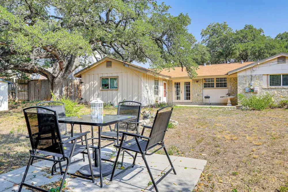 Large Yard: Home 9 Mi to San Antonio River Walk