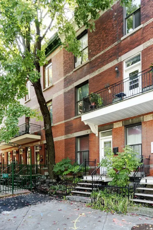 Large three bedroom next to the Bell Center by Hometrotting