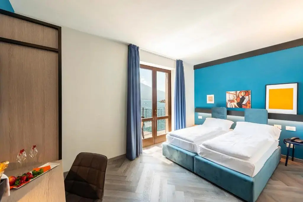 Deluxe Double room with lake view (full double bed)