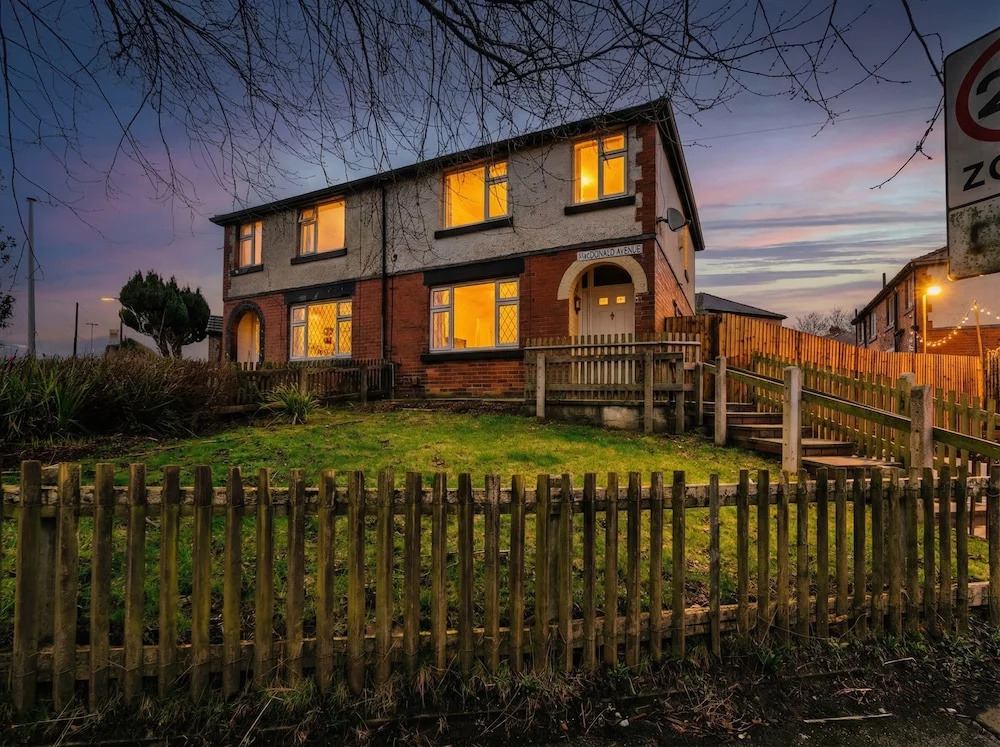 3-Bed Bolton - Hospital & Town