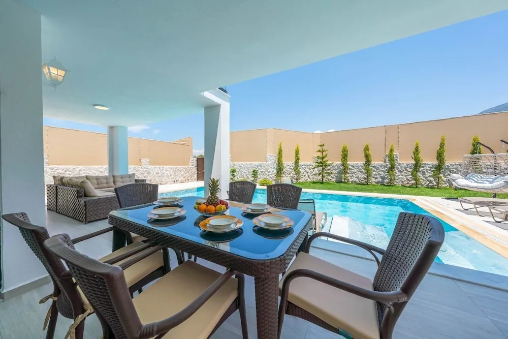 Luxury 4-bed Villa With Private Pool and Jacuzzi