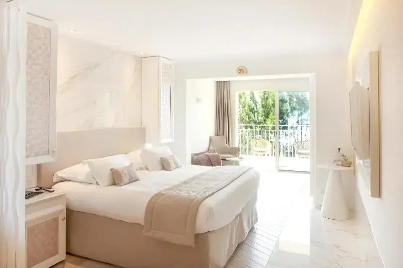 Superior Double room with balcony (full double bed)