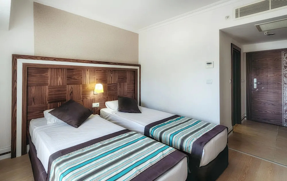 Двухместный номер Standard с балконом 2 отдельные кровати в Отель Royal Towers Kiris
