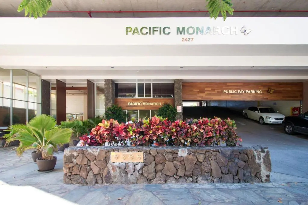 Beautiful Studio in Waikiki - Wifi, Netflix & Split AC - 1 Block to the Beach!