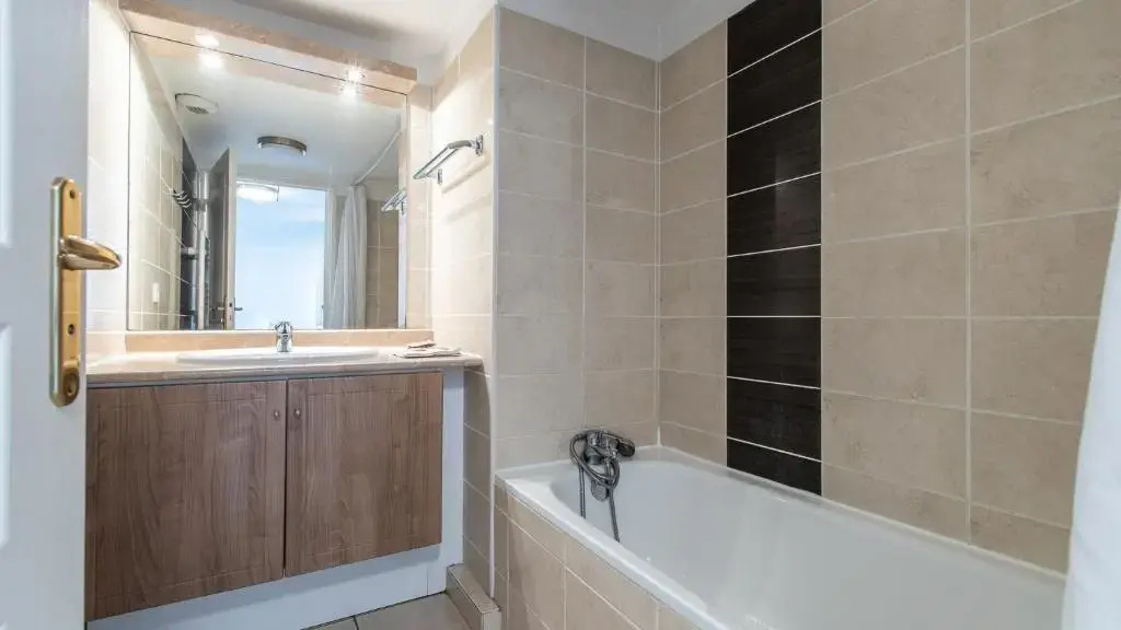 3 Bedrooms Apartment
