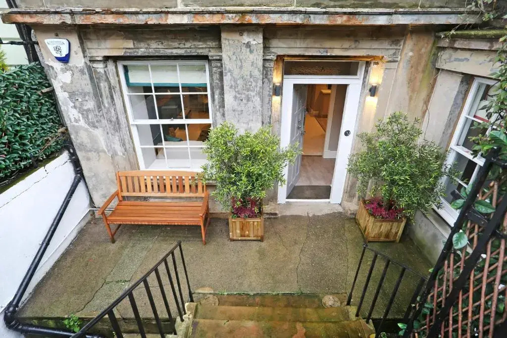 ALTIDO Stunning 2BR Apt with Private Entrance in New Town