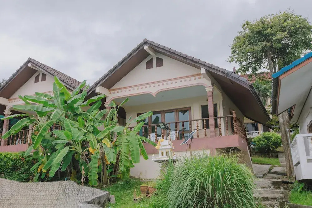 Бунгало с балконом в Kataonsea Bungalows