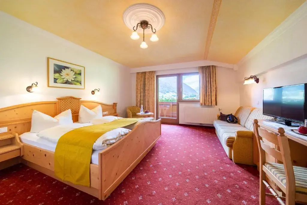 Deluxe Double room with balcony (full double bed)