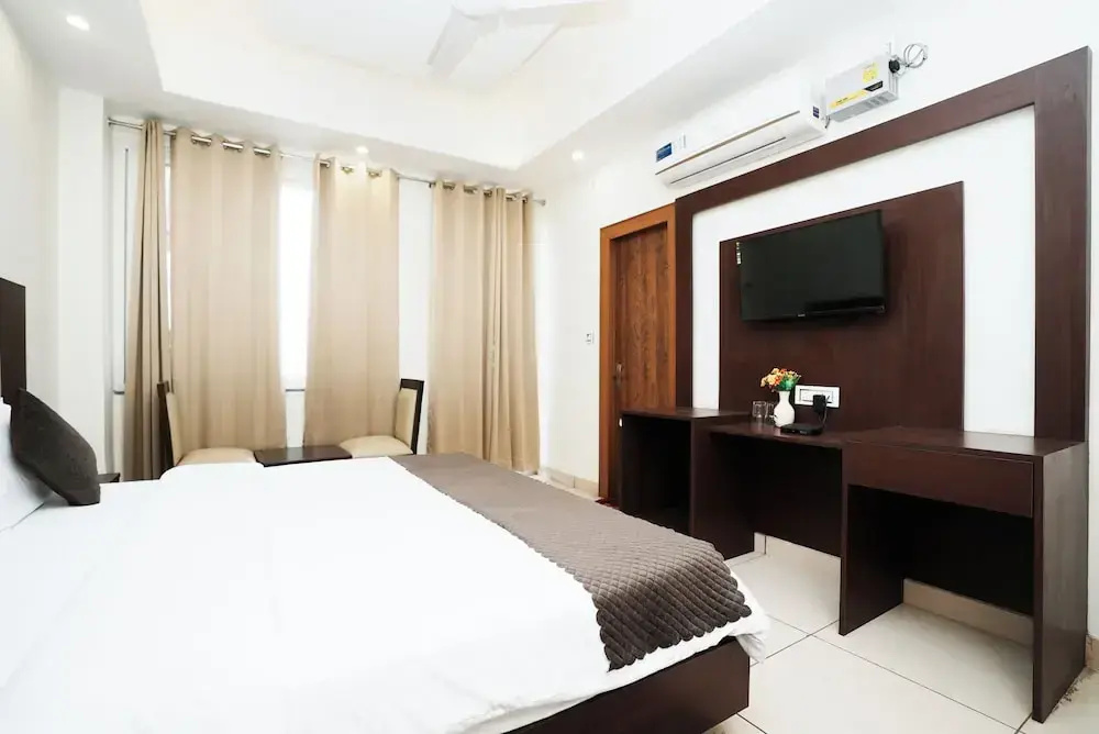 Deluxe Double room with balcony (full double bed)