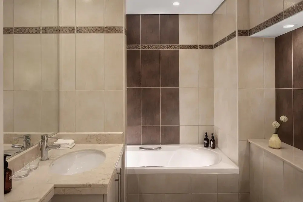 Двухместная Studio Suite с балконом (двуспальная кровать) в Staybridge Suites Dubai Internet City, an IHG Hotel