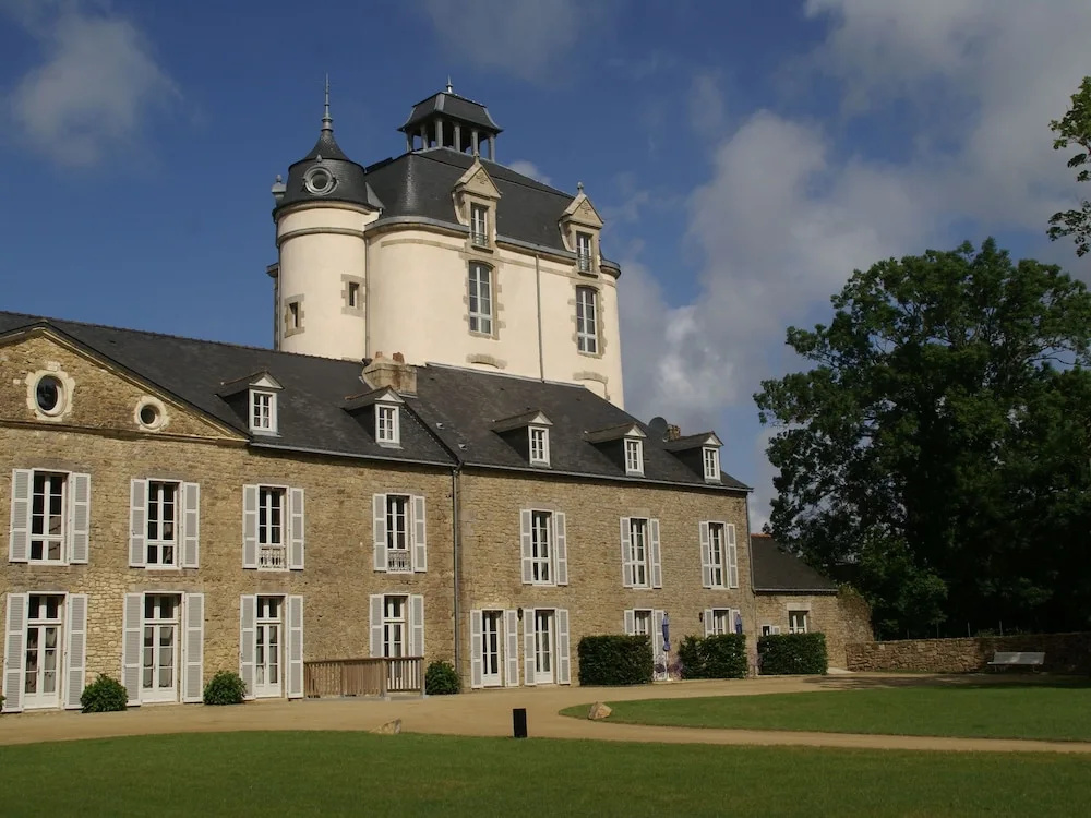 Castle Apartment Near Breton