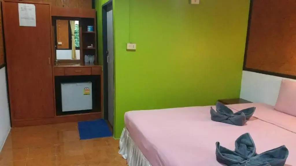 Small Double room (full double bed)