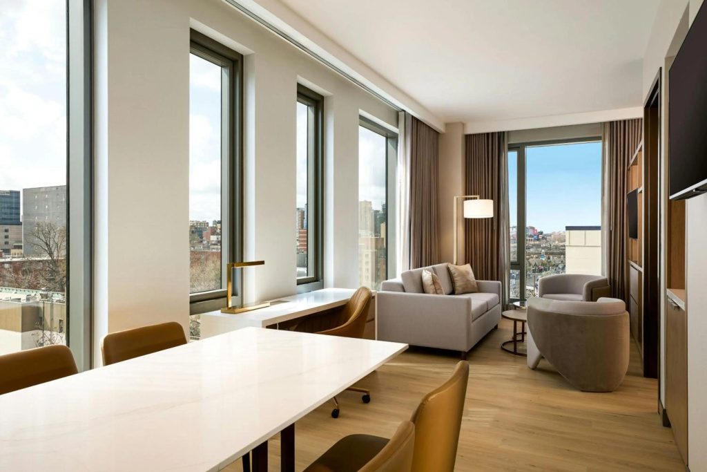 Отель The Westin Flushing Laguardia Airport в Нью-Йорке